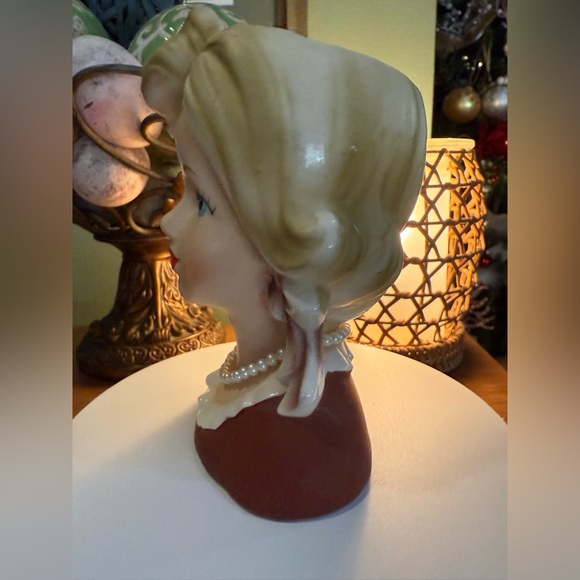 Elegant Cream and Brown Ceramic Bust - Picture 9 of 17